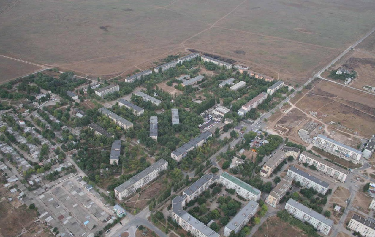 Типичный крымский пейзаж на его бОльшей территории - скопление домов, чаще частных в селе/поселке и степь дача, дом, интересное, квартира, крым, недвижимость, участок, цена