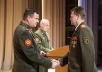 Глава военного ведомства наградил отличившихся военнослужащих