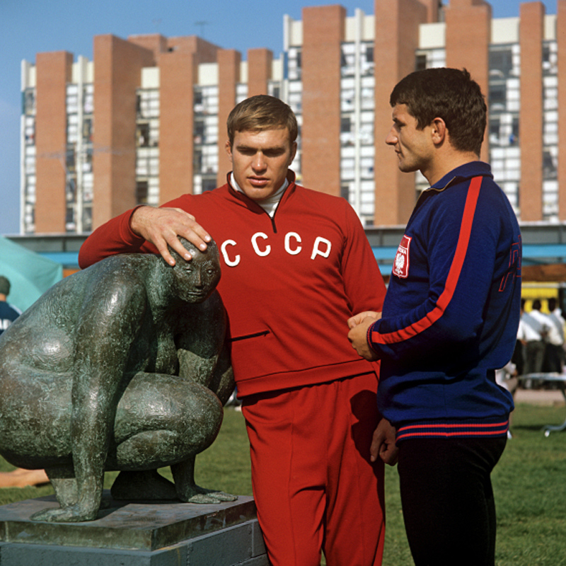 В чем выступали российские атлеты за всю историю современных Олимпийских игр