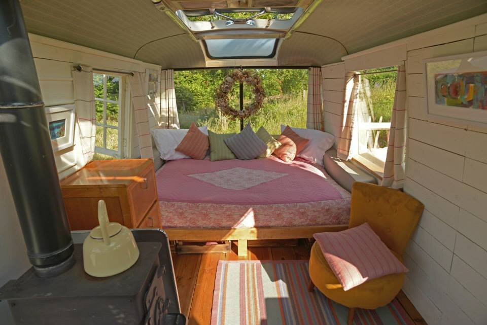 Семья превратила старый автобус в милый гостевой домик на даче можно, использовать, колесах, домика, немного, небольшой, случае, поэтому, чтобы, который, оборудована, места, участка, качестве, вокруг, гостиной, теплые, романтично, смотрится, наивно