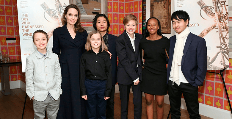 Анджелина Джоли вышла в свет со всеми шестью детьми