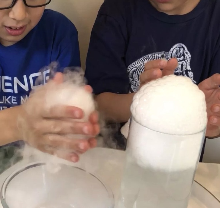 13 красочных экспериментов и развлечений, которыми можно занять детей 13 красочных экспериментов и развлечений, которыми можно занять детей воспитание,Дети,Жизнь,Отношения,проблемы