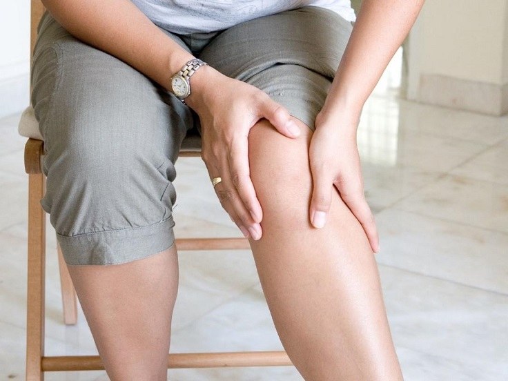 Жидкость в коленном суставе - причины и симптомы, лечение и осложнения