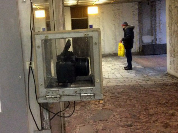 Зеркальная камера за стеклом.