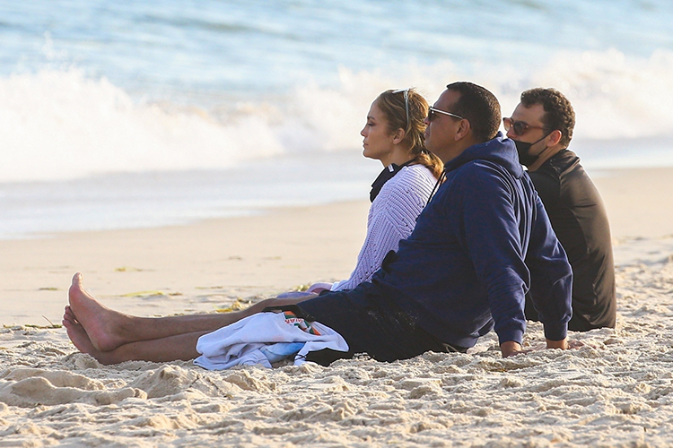 Дженнифер Лопес отметила день рождения с Алексом Родригесом и детьми на пляже в Хэмптонсе Дженнифер Лопес отметила день рождения с Алексом Родригесом и детьми на пляже в Хэмптонсе Звезды,Звездные пары