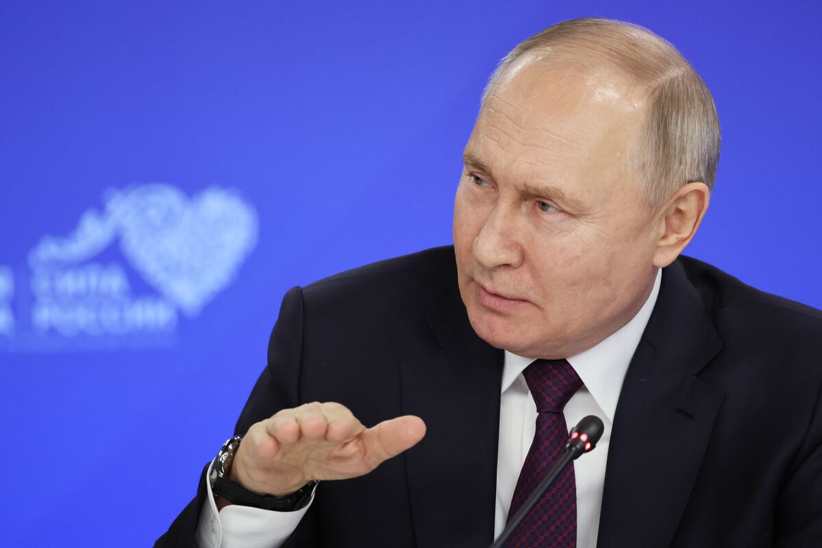 Путин поручил ушедшему правительству работать до сформирования нового кабмина