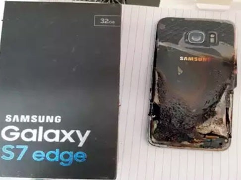 По стопам Galaxy Note 7: смартфон Samsung Galaxy S7 Edge сгорел после 3 лет работы Агарвал, В Индии, Samsung, с внешним, связан, инцидент, заявили, однако, центром, воздействием«Согласно, с сервисным, связалась, этого, после, он не заряжалсяСима, возгоранием, перед, температурным, заключительному, смартфона