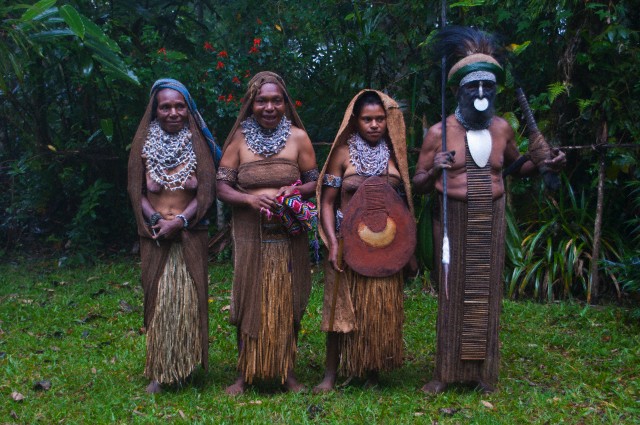 Вождь племени со своими жёнами, Папуа–Новая Гвинея. (Фото Michael Runkel / Robert Harding World Imagery / Corbis.)