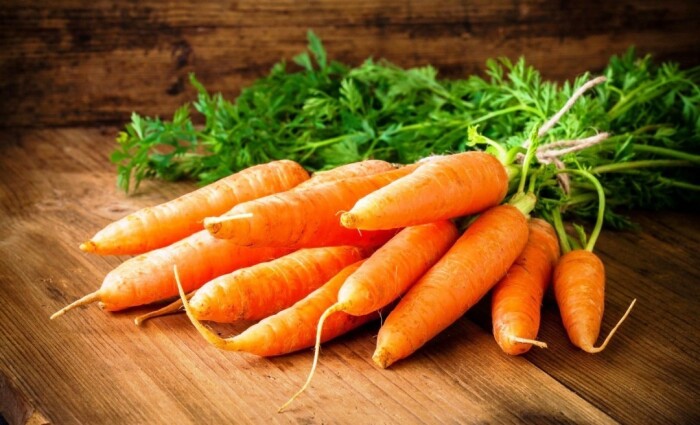 Морковь и перец не обязательно выбрасывать при начальных признаках плесени. /Фото: delo.ua