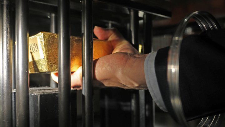 РЕКИ РУССКОГО ЗОЛОТА ТЕКУТ В ЛОНДОН. ЭЛИТА ГОТОВИТ "ЗАПАСНОЙ АЭРОДРОМ"?