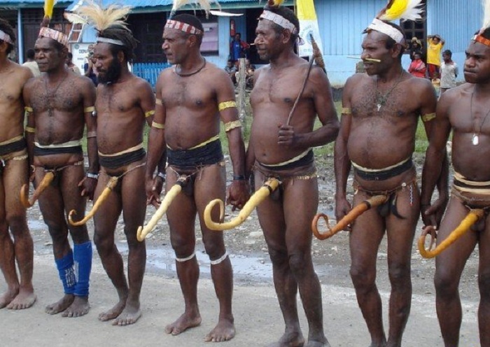Многие мужчины в племенах Новой Гвинеи носят котеки. | Фото: banana.by.
