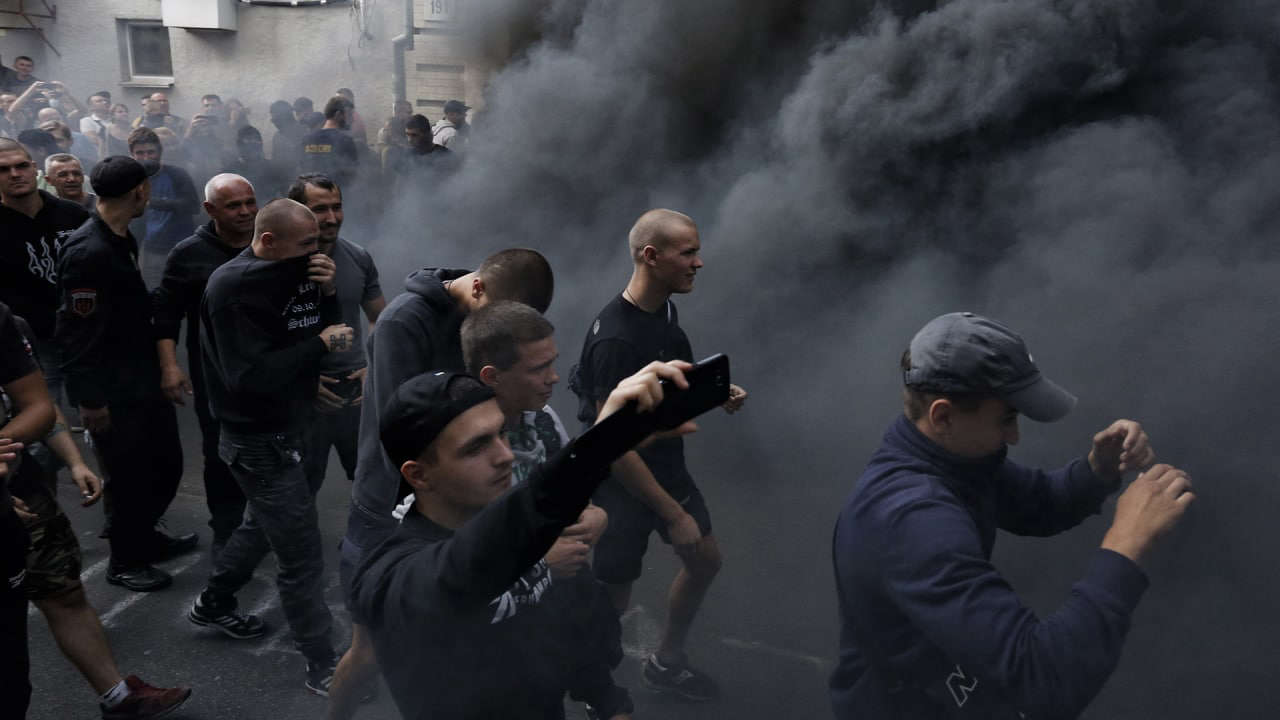 Политолог Мендкович: киевский режим награждает нацистов, чтобы скрыть провал на фронтах