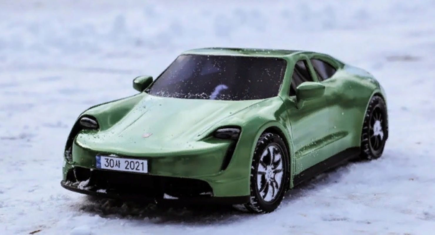 Художник создал корпус Porsche Taycan RC с помощью 3D-ручки
