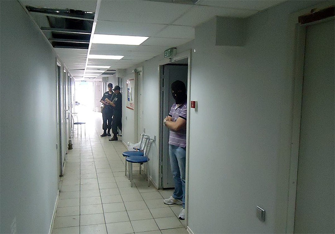 Вход в камеру пыток, так называемую «Библиотеку», тюрьмы СБУ в терминале аэропорта города Мариуполь 