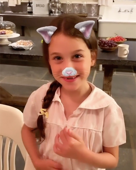 Давно не виделись: Даша Жукова с дочерью Леей приготовила торт ко дню рождения музея "Гараж" Дети,Дети знаменитостей