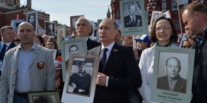 Путин назвал “Бессмертный полк” символичной и трогательной акцией