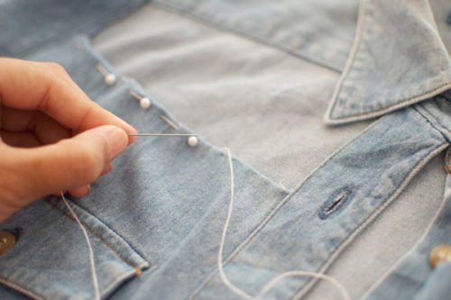 Стильная переделка джинсовой рубашки новая жизнь старых вешей,поделки,рукоделие,самоделки,своими руками,сделай сам,умелые руки