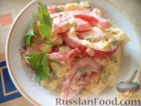 Фото к рецепту: Салат из сыра с помидорами и яйцом