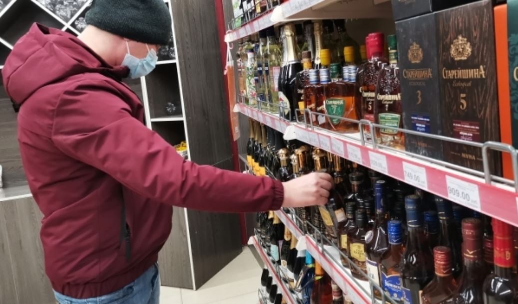 Минимальные цены на крепкие алкогольные напитки в России вырастут с 1 июля