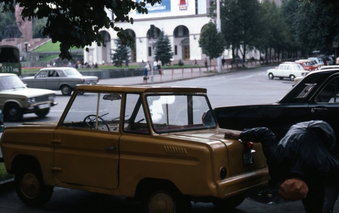 Двухместный автомобиль Серпуховского завода. СССР, Киев, 1985 год.
