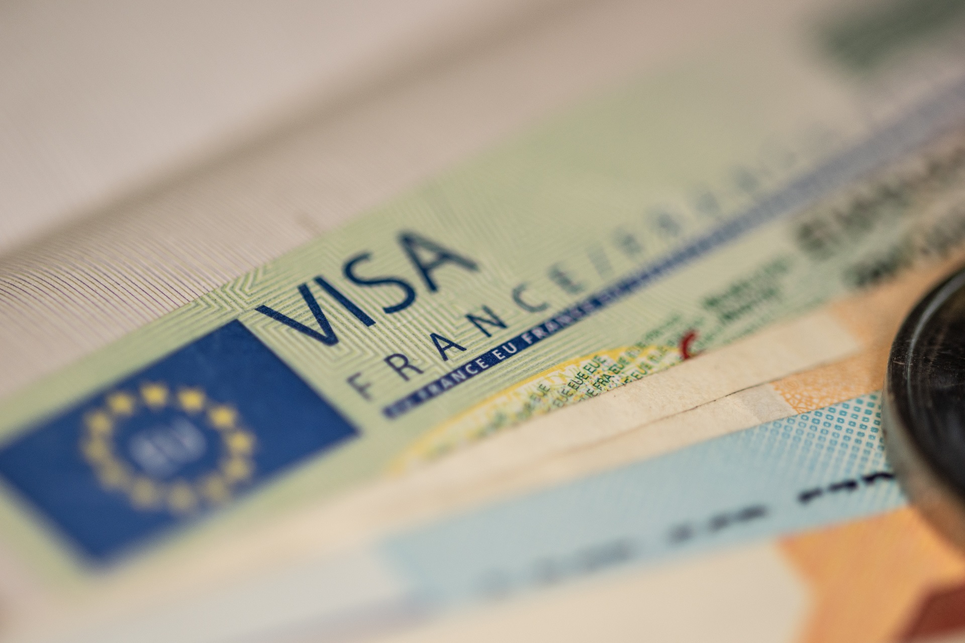 Болгария начнет выдавать шенгенские визы. Виза шенген Франция. Фото на визу Франция. Первые визы во Франции. Titre de sejour во Франции для детей.