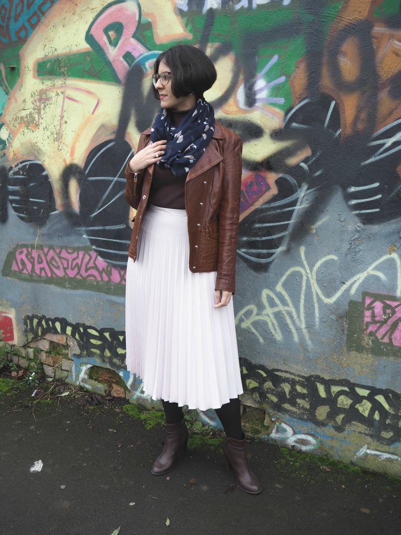 How to wear a pleated skirt in winter 