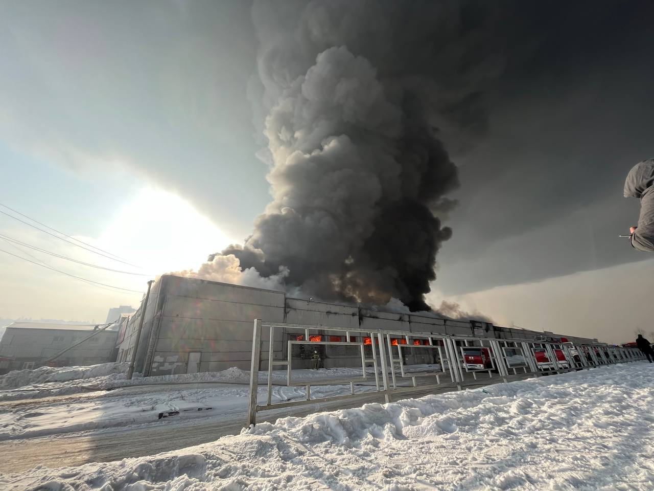 Что горит в красноярске. Пожар. Огромный пожар. Пожар фото. Горящее здание.