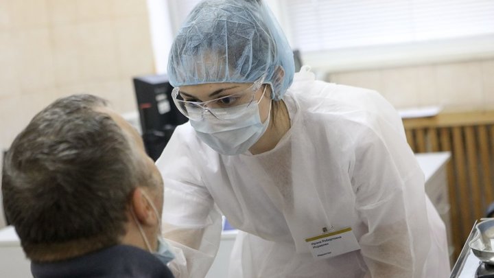 "Угли под ногами", волдыри и облысение: Пугающие симптомы COVID в рассказах пациентов