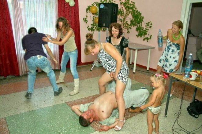 Самые «отвязные» конкурсы на свадьбе: 25 фото, за которые всем стыдно Самые «отвязные» конкурсы на свадьбе: 25 фото, за которые всем стыдно