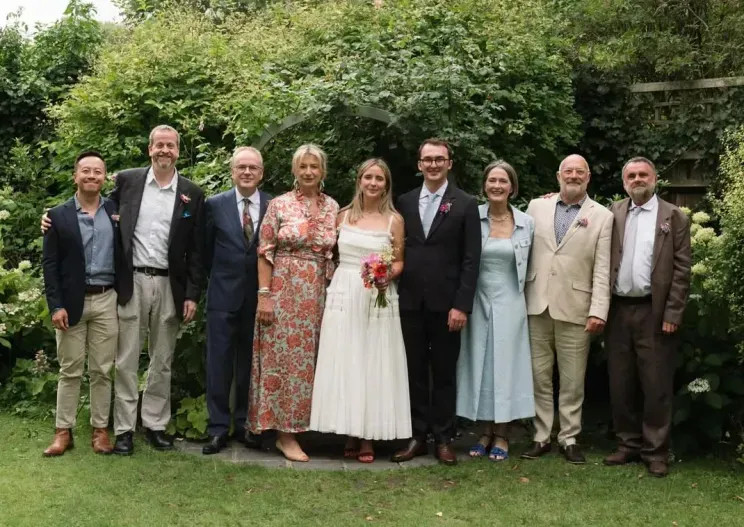 Айзек Хемпстед-Райт с невестой и родственниками