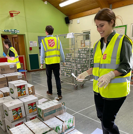 По примеру Кейт Миддлтон: принцесса Евгения и Джек Бруксбенк помогли нуждающимся британцам По примеру Кейт Миддлтон: принцесса Евгения и Джек Бруксбенк помогли нуждающимся британцам Монархи,Британские монархи