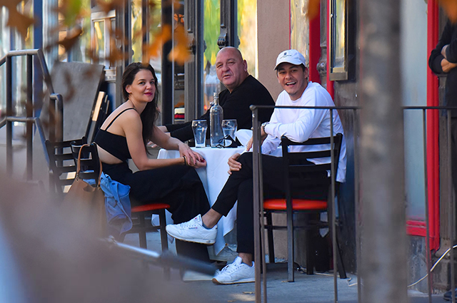 Настроение — лето: Кэти Холмс с возлюбленным и его отцом на ланче в Нью-Йорке Звездные пары