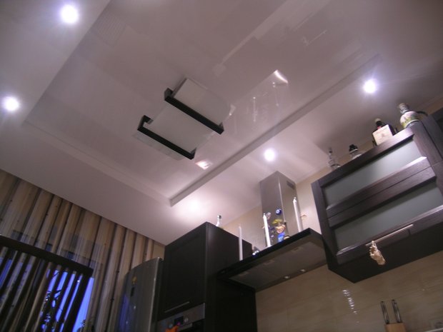 натяжной потолок в кухне