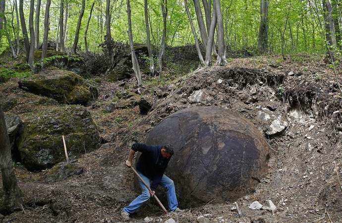 В Боснии нашли древний каменный шар огромных размеров