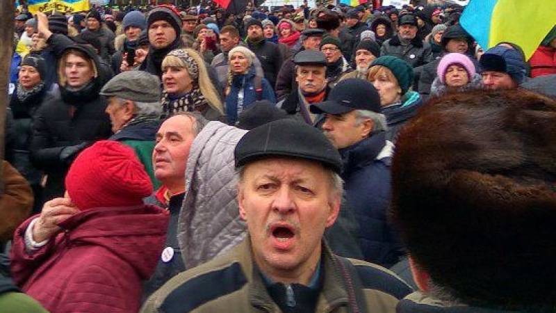 Украинцы устроили. Украинцы на митингах фото. Власть прикалывается над народом. Митинг за зеленскокого.