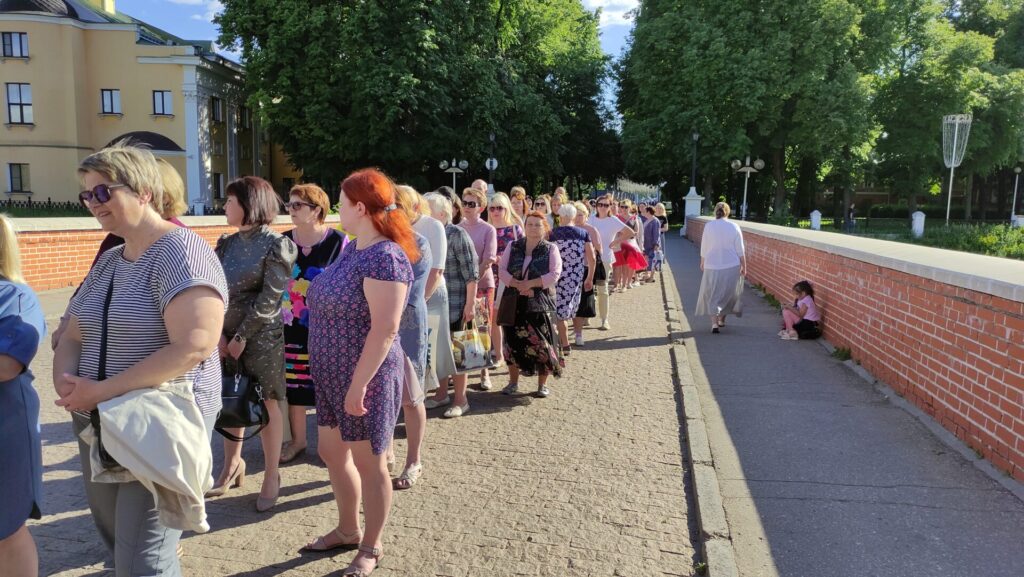 Сотни верующих идут поклоняться мощам Матроны Московской в Рязани