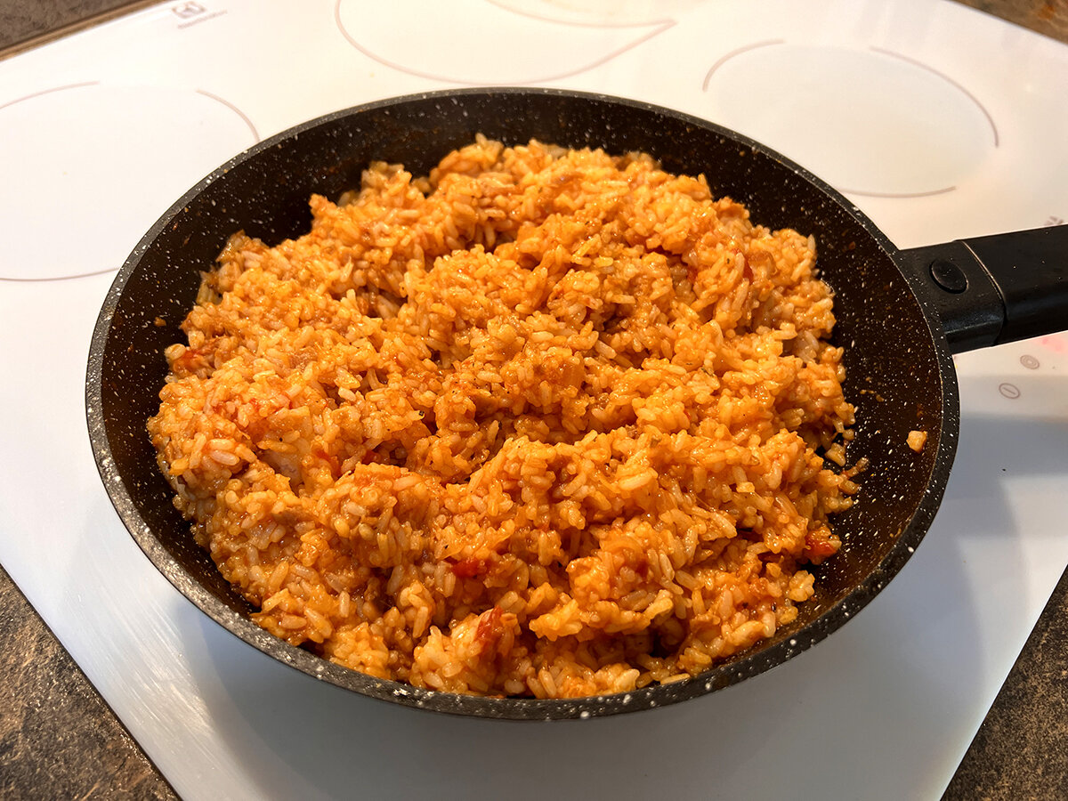 Очень вкусный у нас вчера получился ужин! Мяса не было, овощи все закончились, из круп - только стакан риса. Ну и баночка консервов в шкафу нашлась (для таких случаев и храню).-7