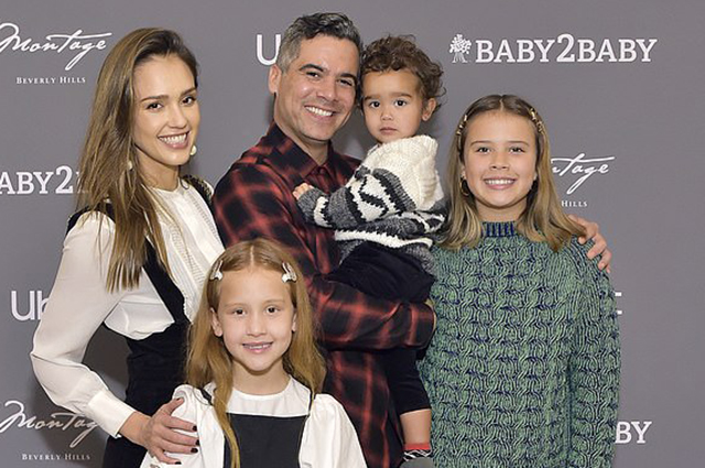 Джессика Альба с мужем Кэшем Уорреном и тремя детьми на вечеринке Baby2Baby в Лос-Анджелесе