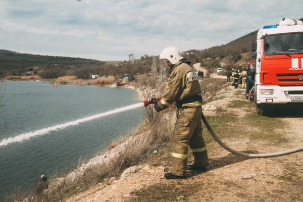 Спасатели МЧС Севастополя провели учения по ликвидации потопа