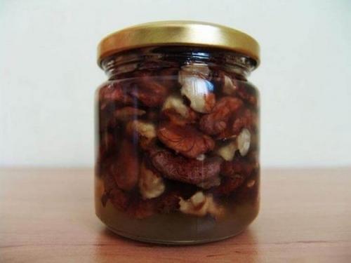 Грецкие орехи с медом – средство, рекомендованное врачами.