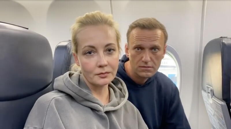 Российский оппозиционер Алексей Навальный* вылетел из Берлина в Москву