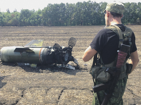 Упавшая на землю Донбасса двигательная часть ракеты «Точка-У» после отделения от нее и взрыва боевой части.  	Фото РИА Новости