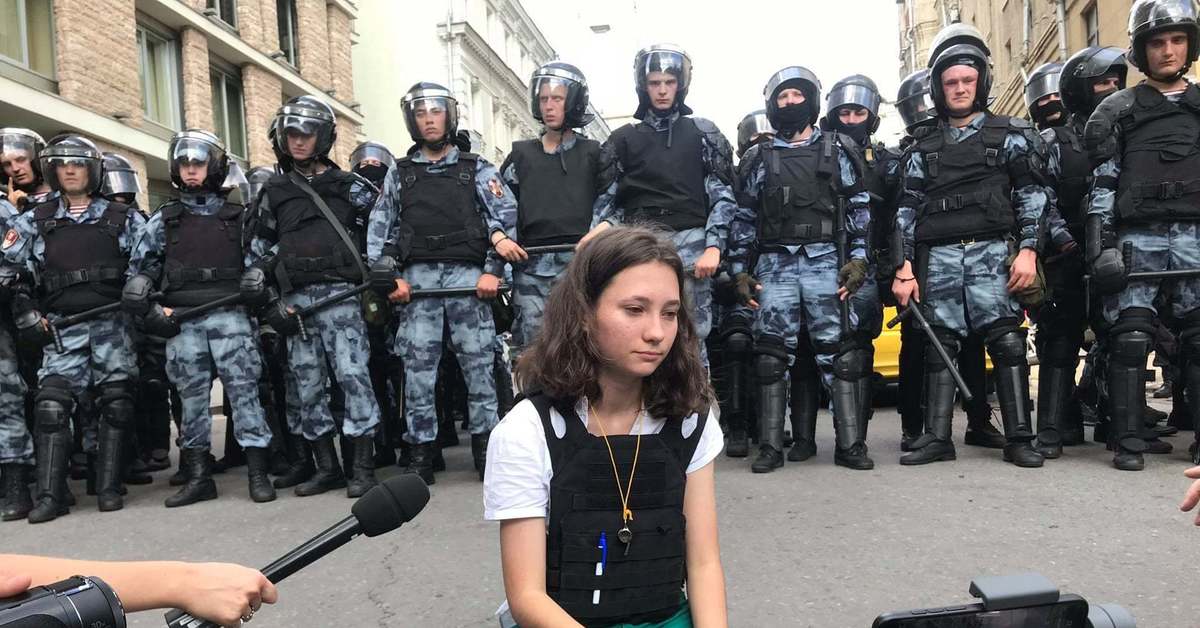 Суд приговорил к ограничению свободы трех обливших краской Генпрокуратуру Суд приговорил к ограничению свободы трех обливших краской Генпрокуратуру Политика