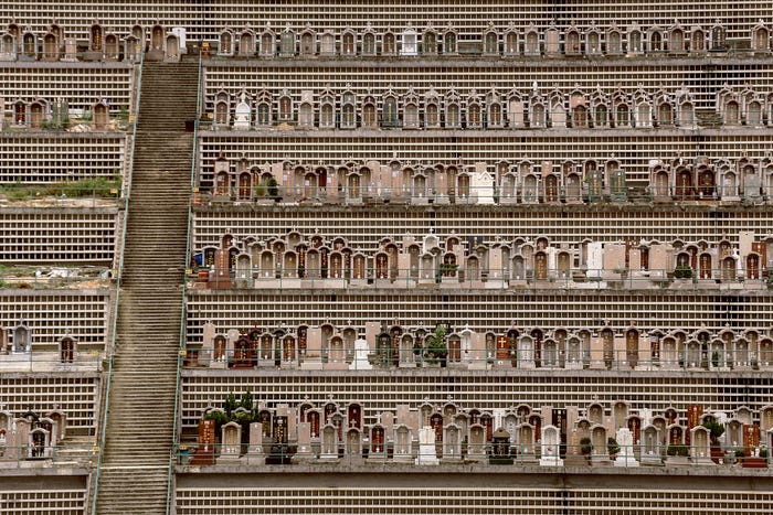 Частные кладбища более ухоженные, но места на их территории очень дорогие (Гонконг). | Фото: insider.com/ Finbarr Fallon.