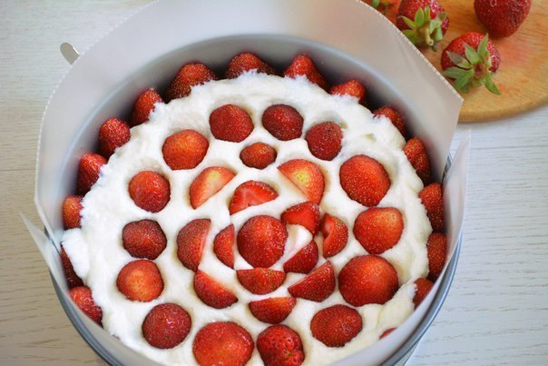 klubnichnyj_tort_fraisier_etot_recept_stoit_deneg__nashakuhnia_ru-7