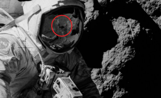 На одном из снимков «с Луны» заметили человека без скафандр