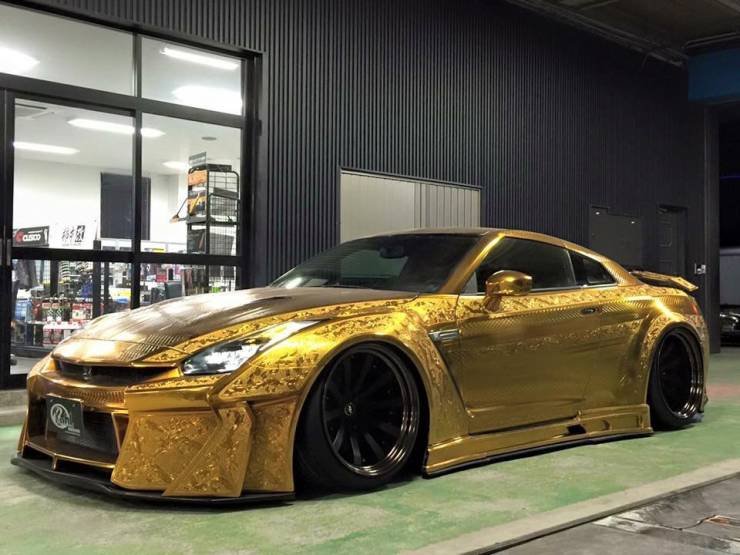 Уникальный золотой Nissan