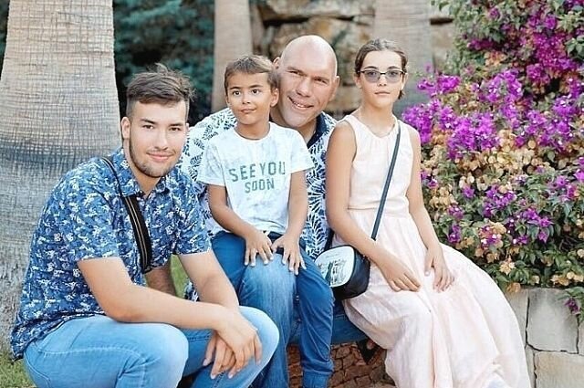 Как выглядят жена и дети политика и боксера Николая Валуева 