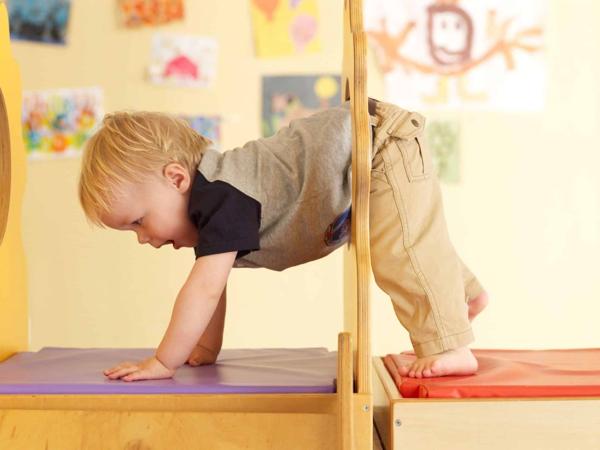 В раннем детстве доминирует. Гимнастика для детей. С гимнастика для малышей. Дети раннего возраста. Физические упражнения для детей.