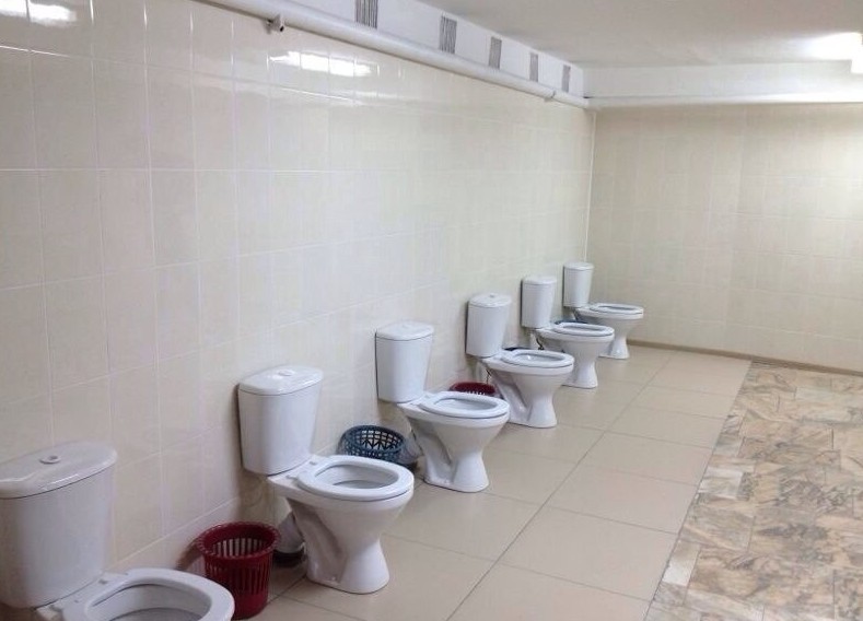 Иногда людям без комплексов бросают вызов, тем самым проверяя их без комплексов, девушки, прикол, юмор